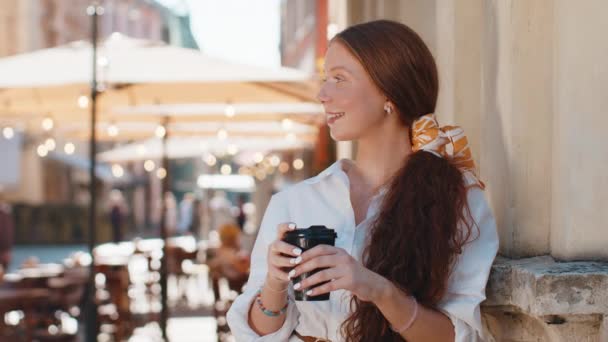 Glückliche Rothaarige Teenager Mädchen Genießen Kaffee Morgen Heißgetränk Und Lächeln — Stockvideo