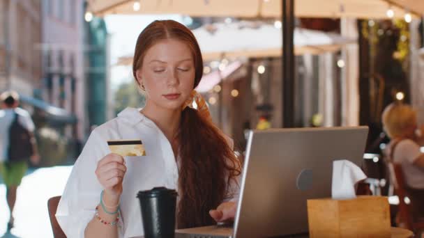 Dziewczyna Korzystająca Laptopa Karty Kredytowej Podczas Przelewu Pieniędzy Zakupy Online — Wideo stockowe