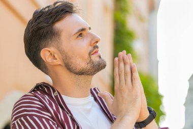 Din sakallı adamın portresi Tanrı 'ya kapalı gözlerle dua ediyor dışarıda af diliyor. Güneşli şehir sokağında el sıkışan genç esmer adam şans diliyor. Kasaba yaşam tarzı