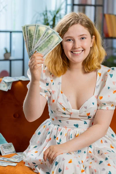 成功した幸せな金持ちのビジネス女性少女は 高収益で応援お金を数えています 宝くじゲームの勝利 家の部屋のソファーの裕福な収入の給与に満足しています ドル現金の紙幣でいっぱいの — ストック写真