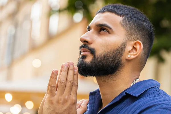 Sakallı dindar bir adamın portresi. Tanrı 'ya gözleri kapalı dua eden, dışarıda kutsama, yardım ve af dileyen bir adam. Şehrin güneşli caddesinde el sıkışan yetişkin bir adam şans diliyor. Kasaba yaşam tarzı