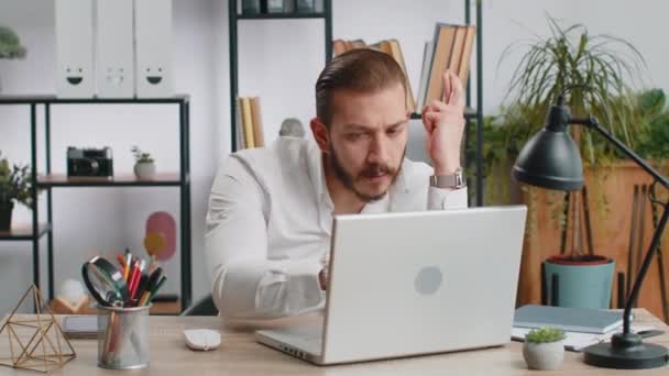 Libanesische Geschäftsmann Programmierer Softwareentwickler Daumen Drücken Arbeit Laptop Verliert Immer — Stockvideo