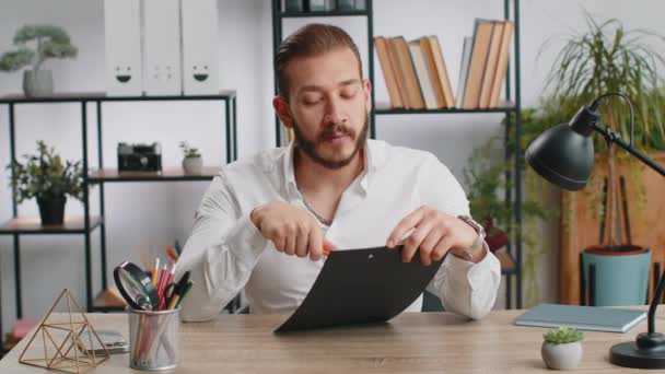Pov Empresário Oriente Médio Trabalhando Laptop Mesa Escritório Falando Videochamada — Vídeo de Stock