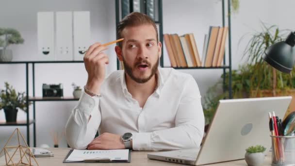 Entusiasmado Empresário Médio Oriental Freelancer Olhando Chocado Wow Surpreso Mostrando — Vídeo de Stock