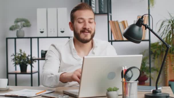 Happy Relaxed Overjoyed Közel Keleti Üzletember Dolgozik Laptop Számítógép Irodában — Stock videók