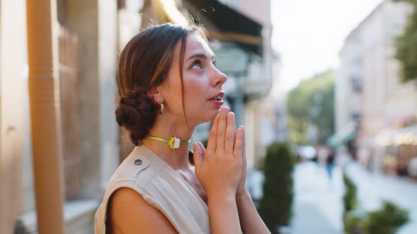 기도하는 여성의 하느님 용서를 구하는 아름다운 소녀가 거리에서 행운을 기원하며 — 비디오