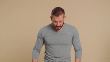 Lübnanlı bir adam umutsuzluk, yalnızlık, sinir krizi, mağlubiyet piyango sonuçları, kötü şans kaybı, şanssız haberler karşısında şaşırıyor. Orta Doğulu adam stüdyo bej arka planda izole edilmiş.