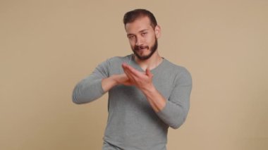 Lübnanlı genç adam ziyan ediyor, etrafa para saçıyor, daha fazla bahşiş, büyük kar, piyango ikramiyesi, başarılı alışveriş ödemeleri, nakit para. Stüdyo bej arka planda Orta Doğulu bir adam.