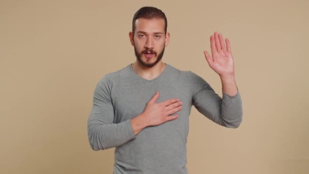 Jag Lovar Att Vara Ärlig Uppriktig Ansvarsfull Libanesisk Ung Man — Stockvideo