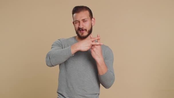 해시태그 손으로 해시태그 기호를 보여주는 쾌활한 레바논 젊은이 메시지 인기있는 — 비디오