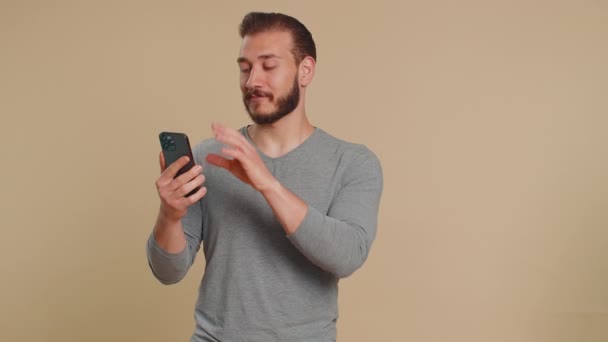 Man Menggunakan Smartphone Mengetik Posting Baru Web Meramban Mencari Kecanduan — Stok Video