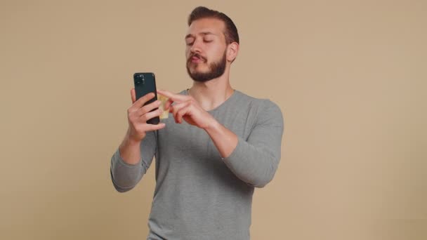 Sincère Client Homme Libanais Utilisant Une Carte Bancaire Crédit Smartphone — Video