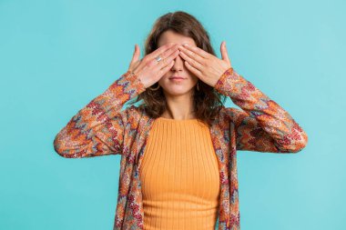 Buna bakmak istemiyorum, çok kötü. Çekici bir kadının gözlerini kapamasından korktu. Durma hareketi gösterdi. Kafası karıştı, izlemekten korktu. Mavi stüdyo geçmişinde izole edilmiş genç bir kız. İnsan yaşam tarzları