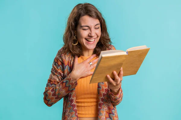 Jeune Femme Excitée Lis Drôle Intéressant Conte Fées Livre Histoire — Photo