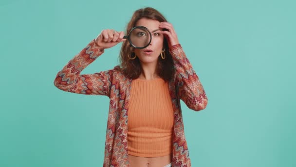 Badaczka Naukowiec Kobieta Trzymająca Szkło Powiększające Blisko Twarzy Patrząca Kamerę — Wideo stockowe