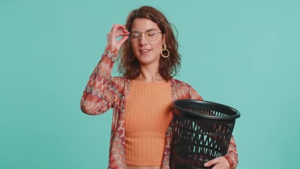 Brünette Attraktive Frau Hebt Und Wirft Ihre Brille Den Abfalleimer — Stockvideo