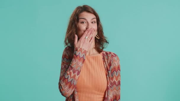 Hiçbir Şey Söylemeyeceğim Korkmuş Kadın Elleriyle Ağzını Kapatıyor Kameraya Korkmuş — Stok video
