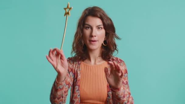 Tryllekunstner Troldmand Kvinde Gestikulerer Med Tryllestav Stick Hvilket Gør Ønske – Stock-video