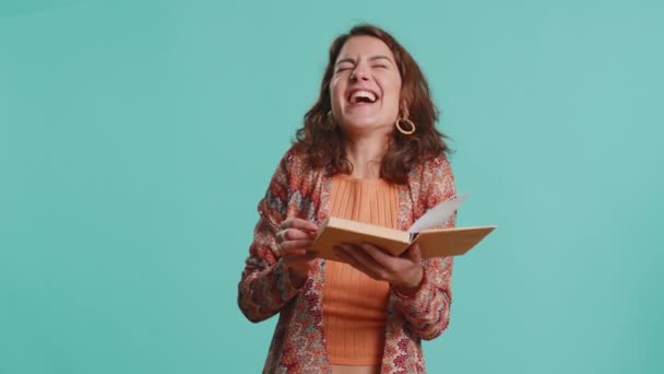 Jeune Femme Excitée Lis Drôle Intéressant Conte Fées Livre Histoire — Video