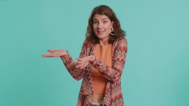 Жінка Піднімає Руки Запитуючи Чому Причина Невдачі Демонструючи Роздратування Від — стокове відео
