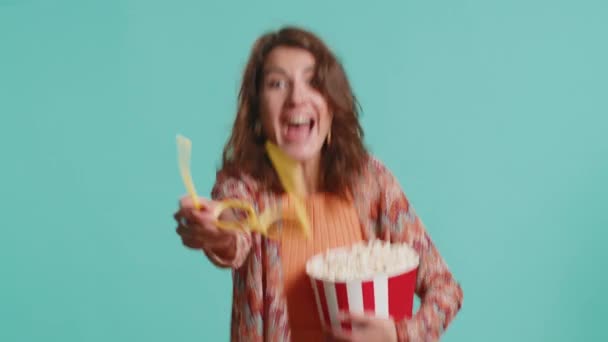 Izgalmas Fiatal Szemüvegben Eszik Popcorn Érdekes Soros Sport Játék Film — Stock videók