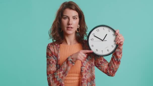 Tua Vez Jovem Mulher Atraente Mostrando Tempo Parede Relógio Escritório — Vídeo de Stock