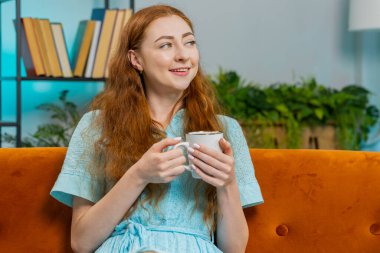 Kanepede oturup patlamış mısır yiyen ve ilginç TV dizileri, spor oyunları, filmler, evdeki sosyal medya içerikleri izleyen heyecanlı genç bir kadın. Üç boyutlu gözlüklü kız ev eğlencesi yapıyor.