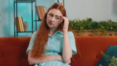 Üzgün, yalnız, kızıl saçlı bir kadın, sınıfında oturmuş, hayat endişeleri ve karşılıksız aşkın adaletsiz bir durumdan muzdarip olduğunu düşünüyor. Yalnız kız sorunu dağılır depresyona girer, sinir harap olur.