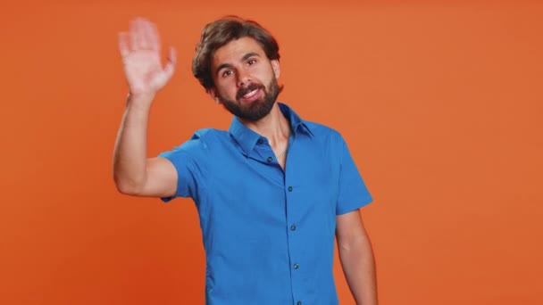 Chodź Dołącz Nas Witajcie Atrakcyjny Mężczyzna Okazujący Gestykulację Dłońmi Proszący — Wideo stockowe