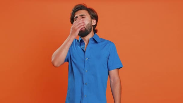Cansado Cansado Joven Oriente Medio Hombre Bostezando Somnoliento Inatento Sensación — Vídeos de Stock