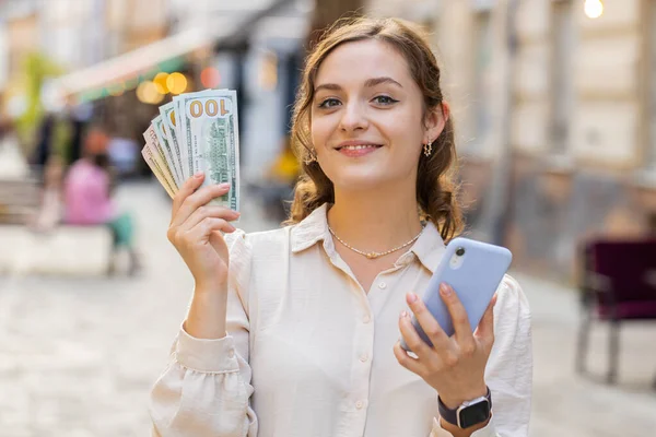 Счастливая Молодая Женщина Подсчитывает Деньги Наличными Использует Приложение Смартфона Калькулятор — стоковое фото