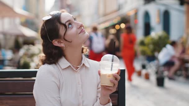 Счастливая Молодая Женщина Наслаждается Утренним Холодным Кофе Напиток Льдом Улыбается — стоковое видео