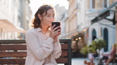 Neşeli kadın sabah aromalı kahve buharını ya da sıcak çay içmeyi seviyor. Dinleniyorum, ara veriyorum. Güzel kız şehrin güneşli sokağında bankta oturur ve kahve içer. Kasaba yaşam tarzları