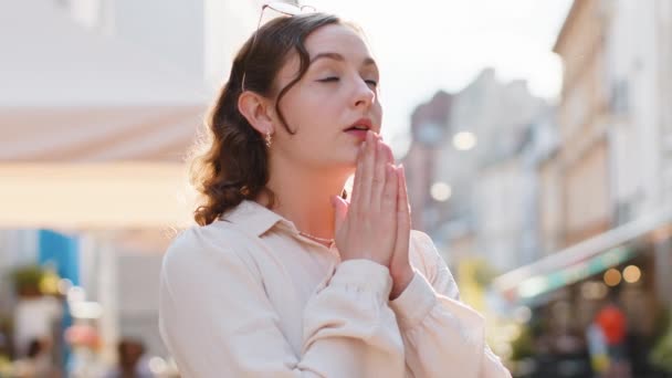 Retrato Jovem Orando Com Olhos Fechados Para Deus Pedindo Bênção — Vídeo de Stock