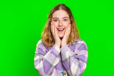 Aman Tanrım, vay canına. Heyecanlı kazanan kadın şaşkınlıkla el kaldırıyor kameraya büyük gözlerle bakıyor, başarıyı kutlayan zaferin şokuyla iyi haberler geliyor. Krom anahtar arkaplanındaki kız