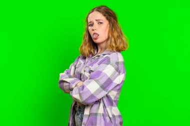 Sinirli bir kadını yanlış anladığı için gücendirdi. Kavga üstüne hayal kırıklığına uğradı, kaybetti, kaybetti, görmezden geldi ve iletişim kurmak, konuşmak, dil göstermek istemedi. Krom anahtar arka planında izole edilmiş kız