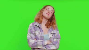 Genç beyaz kadın kayıtsız kalmaktan sıkılmış, sıkıcı hikayelerden bıkmış, iletişim konuşmalarıyla ilgilenmeyen, hoşnutsuzlukla ilgilenmeyen, ilgisiz. İçerideki krom anahtar arka planında izole edilmiş kız