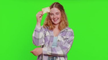 Kredi kartı reklamı yapan, nakit para gönderen, internetten alışveriş yapan, indirimli satış yapan, internetten sipariş veren bir kadın. Yeşil renkli anahtar geçmişi olan kızıl saçlı bir kız.