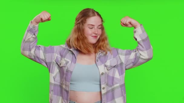 Soy Fuerte Independiente Mujer Joven Mostrando Bíceps Buscando Confianza Sintiendo — Vídeos de Stock