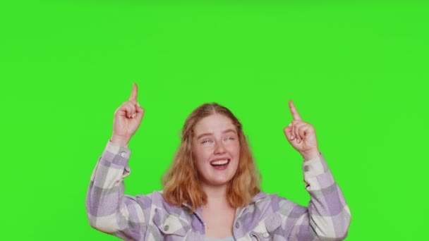 Młoda Kobieta Pokazuje Kciuki Górę Wskazując Puste Miejsce Nad Głową — Wideo stockowe