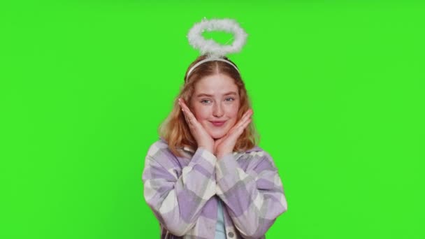 Portret Van Lachende Verlegen Engelachtige Jonge Blanke Vrouw Met Engelenhalo — Stockvideo