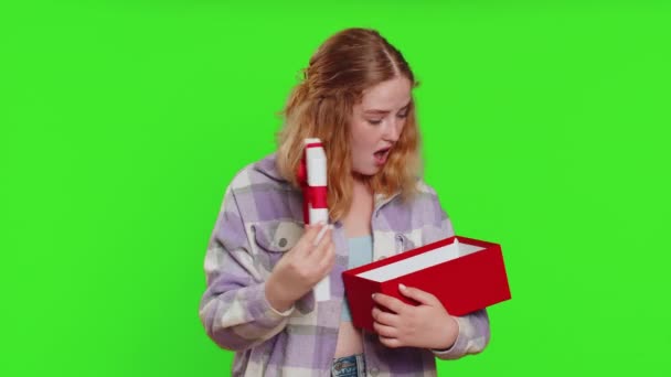 Glückliche Kaukasische Frau Öffnet Geburtstagsgeschenkbox Mit Roter Schleife Urlaubs Überraschungskonzept — Stockvideo