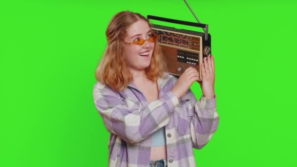 Mutlu Beyaz Bir Kadın Müzik Dinlemek Için Retro Kaset Çalar — Stok video