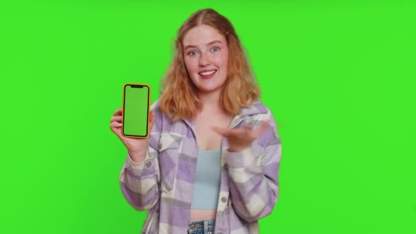 Mladý Developer Business Žena Držet Smartphone Zelenou Obrazovkou Chroma Key — Stock video