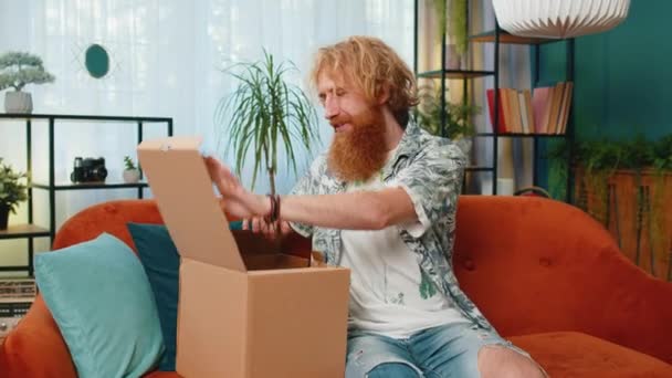 Happy Caucasian Redhead Pria Membongkar Paket Pengiriman Duduk Rumah Tersenyum — Stok Video