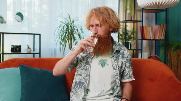 Törstig Man Hålla Glas Naturliga Filtrerade Aqua Gör Smuttar Dricka — Stockvideo