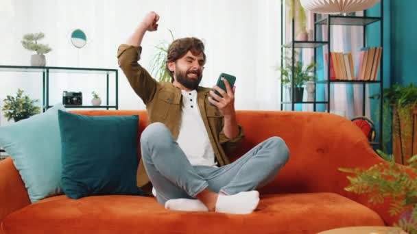 Homem Feliz Usar Smartphone Móvel Digitação Navegação Dizer Uau Sim — Vídeo de Stock