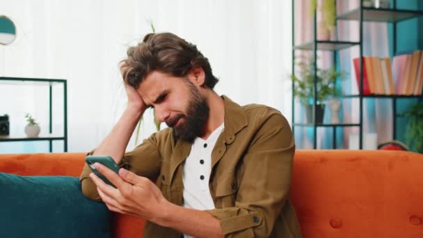 Triste Uomo Scontento Uso Smartphone Digitando Navigazione Perde Diventando Sorpreso — Video Stock