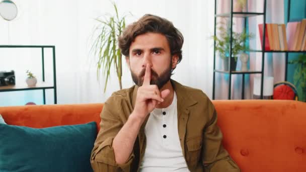 Sessiz Olun Lütfen Ortadoğulu Adam Işaret Parmağını Dudaklarına Bastırıyor Sessiz — Stok video