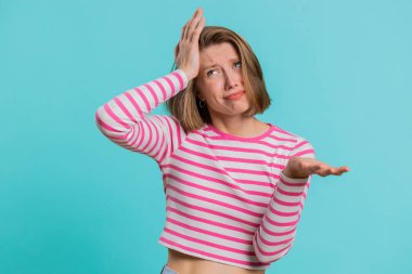 Üzgün kadın umutsuzluk, yalnızlık, sinir krizi, mağlubiyet piyango sonuçlarına şaşırmak, kötü talih, şanssız haberler. Stüdyonun mavi arka planında mahsur kalmış genç bir kız.